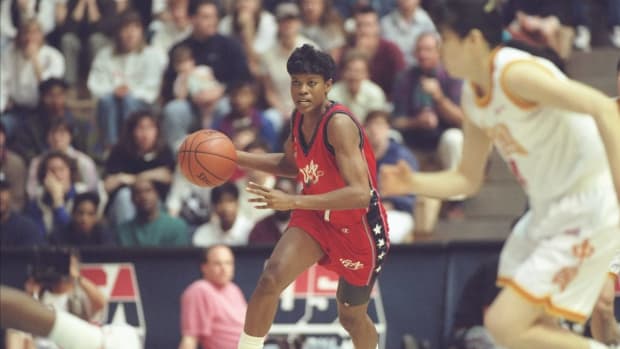 Team USA guard Sheryl Swoopes dribbles the ball in the 1996 Summer Olympics.